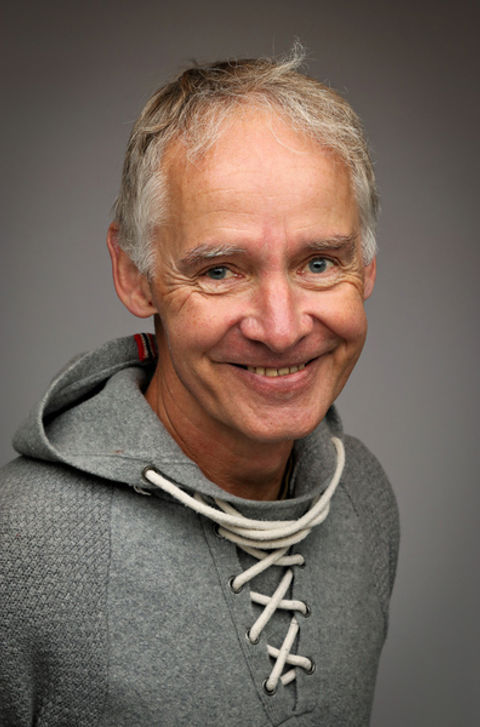 en person med en grå genser