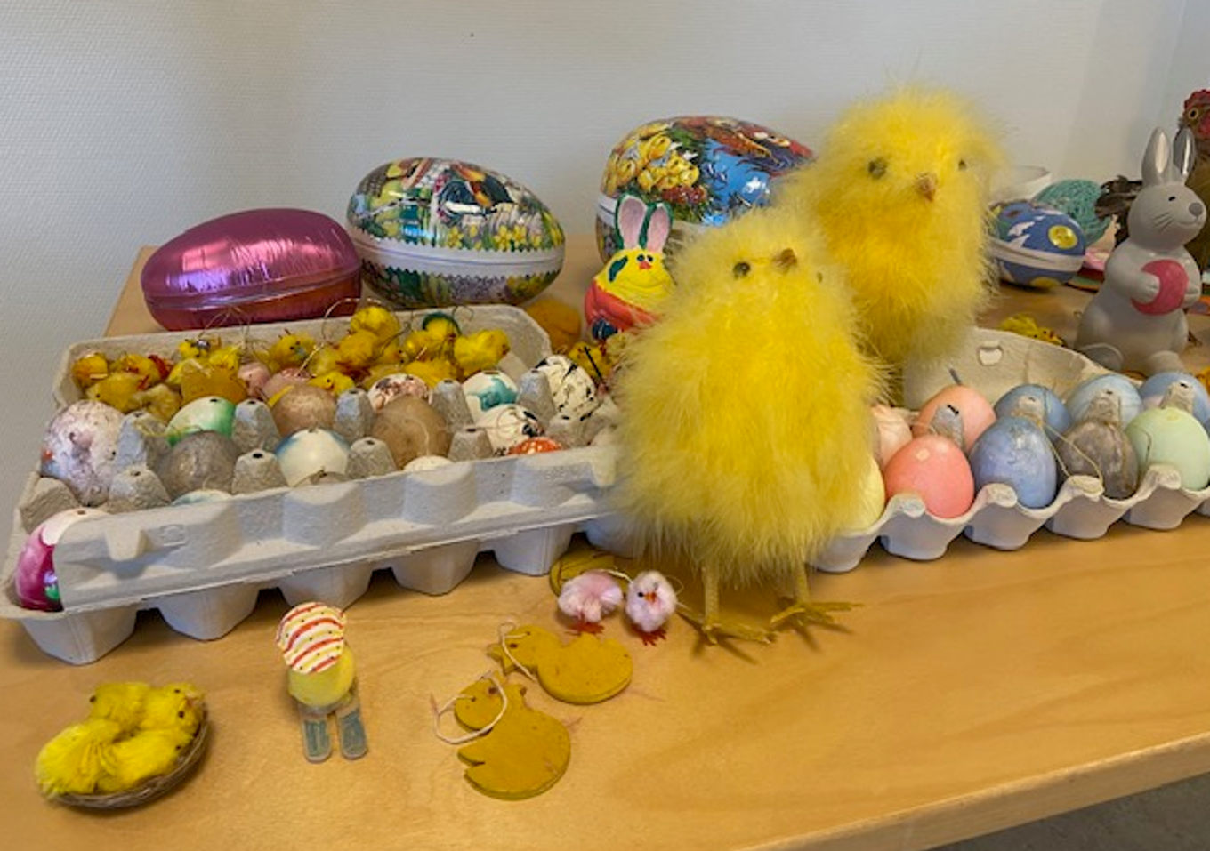 En gruppe leker på et bord