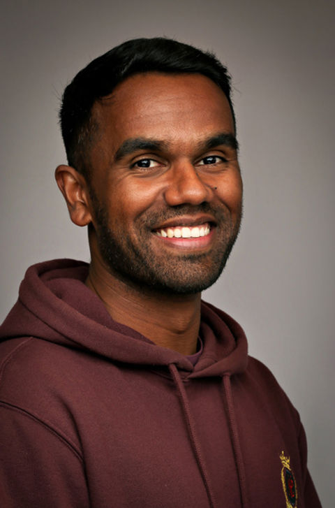 en person som smiler til kameraet en person som smiler til kameraet