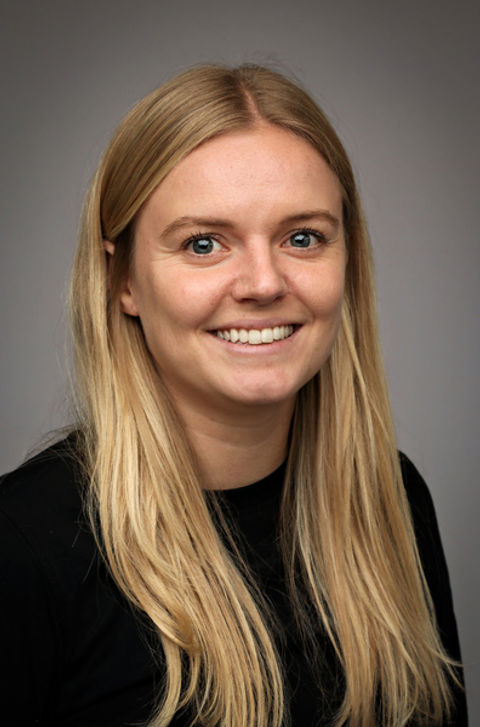 en person med langt hår som smiler en person med langt hår som smiler