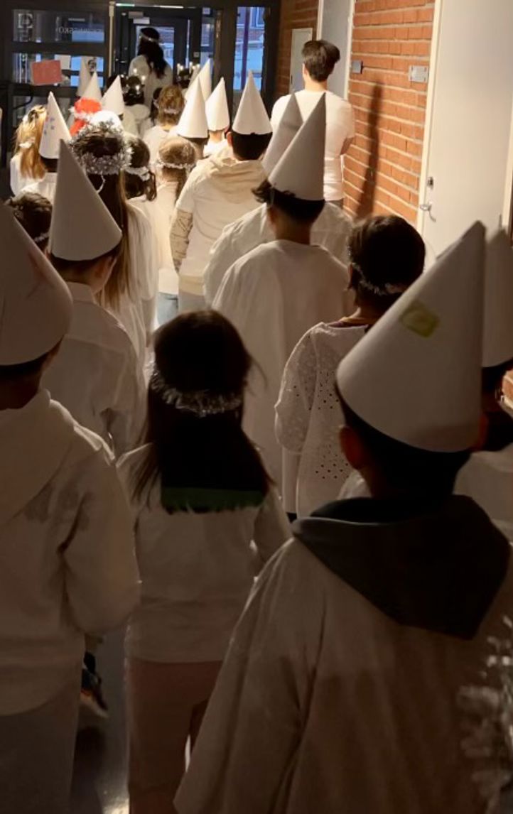 En gruppe mennesker med hvite hatter