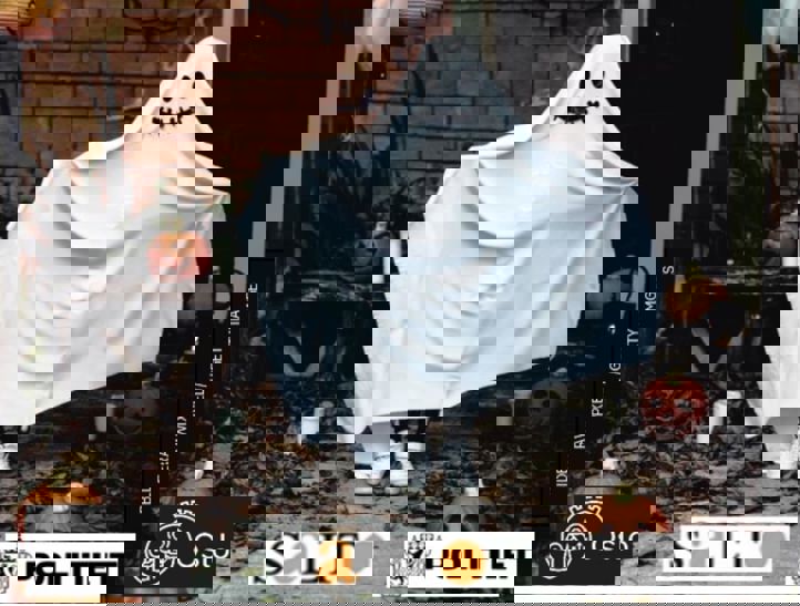 en person som har på seg et plagg en person som har på seg et plagg