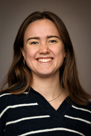 en person som smiler til kameraet