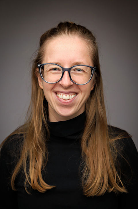 en person med langt hår og briller