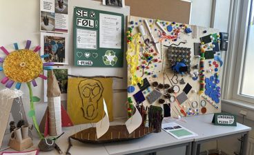 Et bord med en utstilling av kunst Et bord med en utstilling av kunst