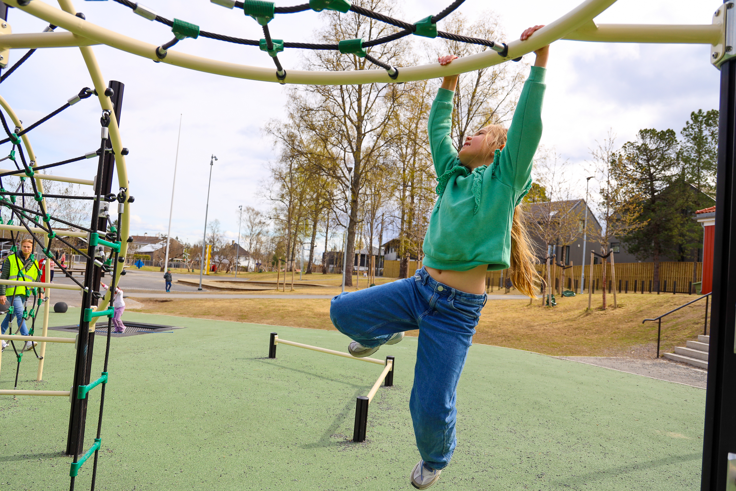 Jente leker i skolegården.