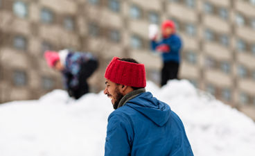 Foto: Oslo kommune/Thomas Ekström Voksen i lek