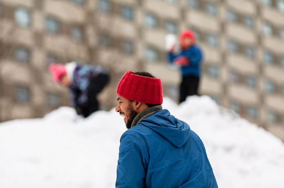 Foto: Oslo kommune/Thomas Ekström Voksen i lek