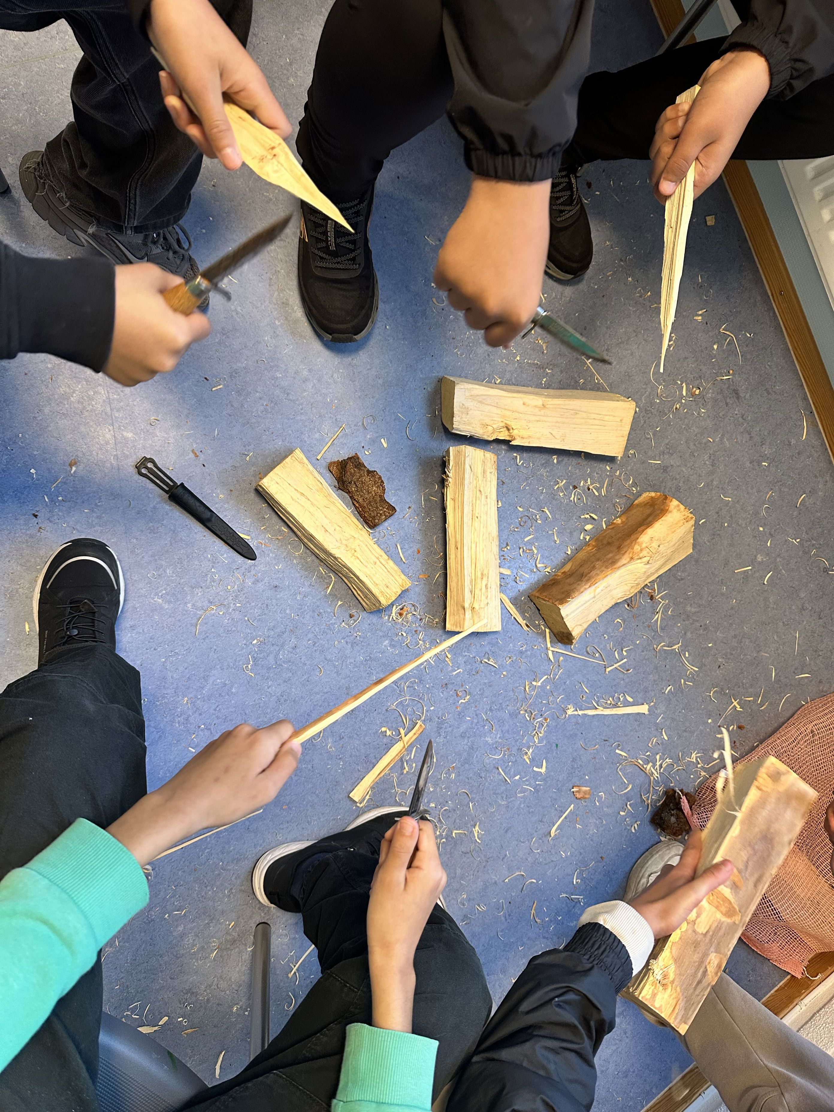 en gruppe mennesker som holder treklosser en gruppe mennesker som holder treklosser