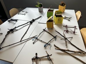 Et bord med en rekke gjenstander på