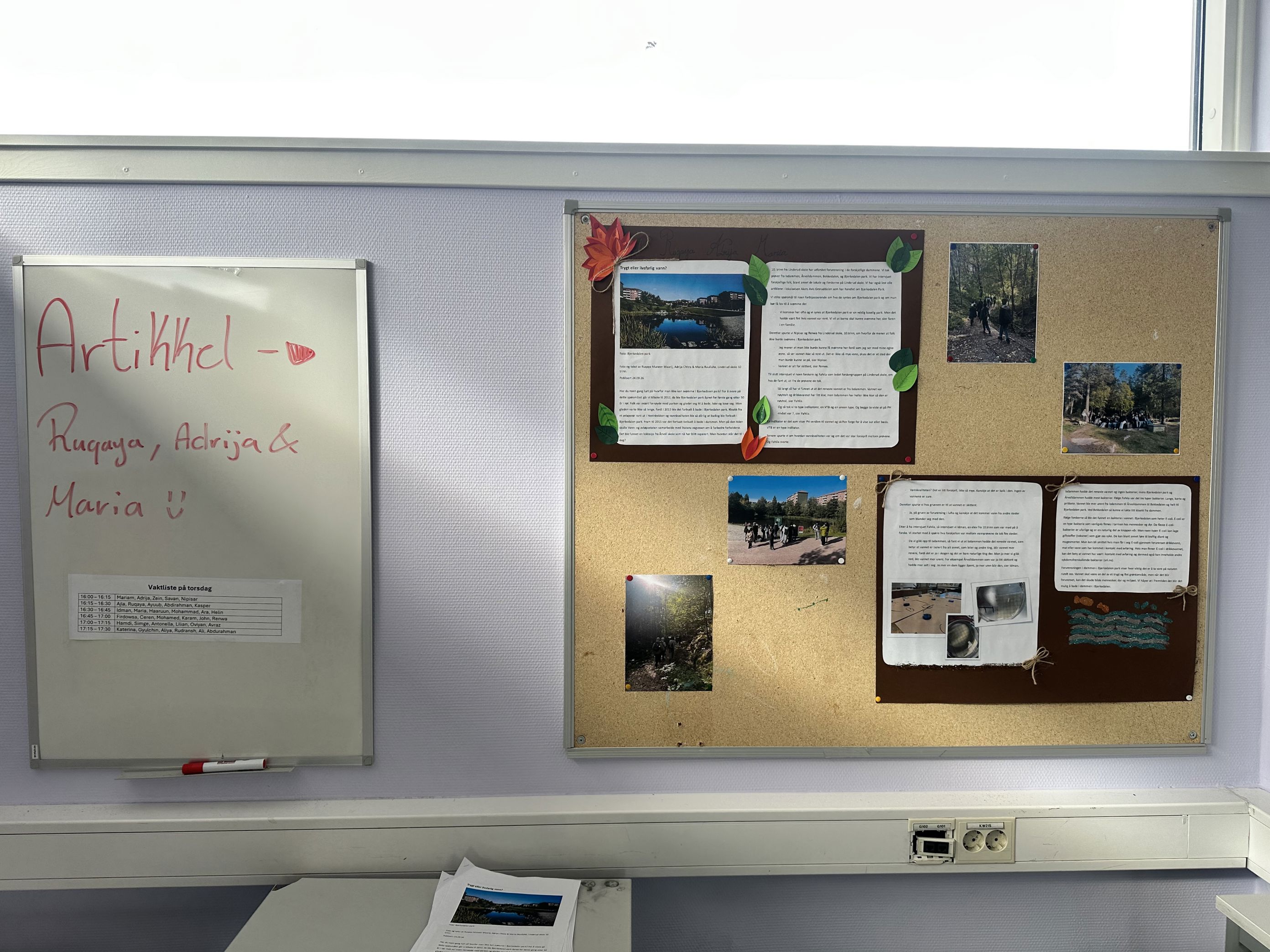 Noen få skilt på en vegg Noen få skilt på en vegg