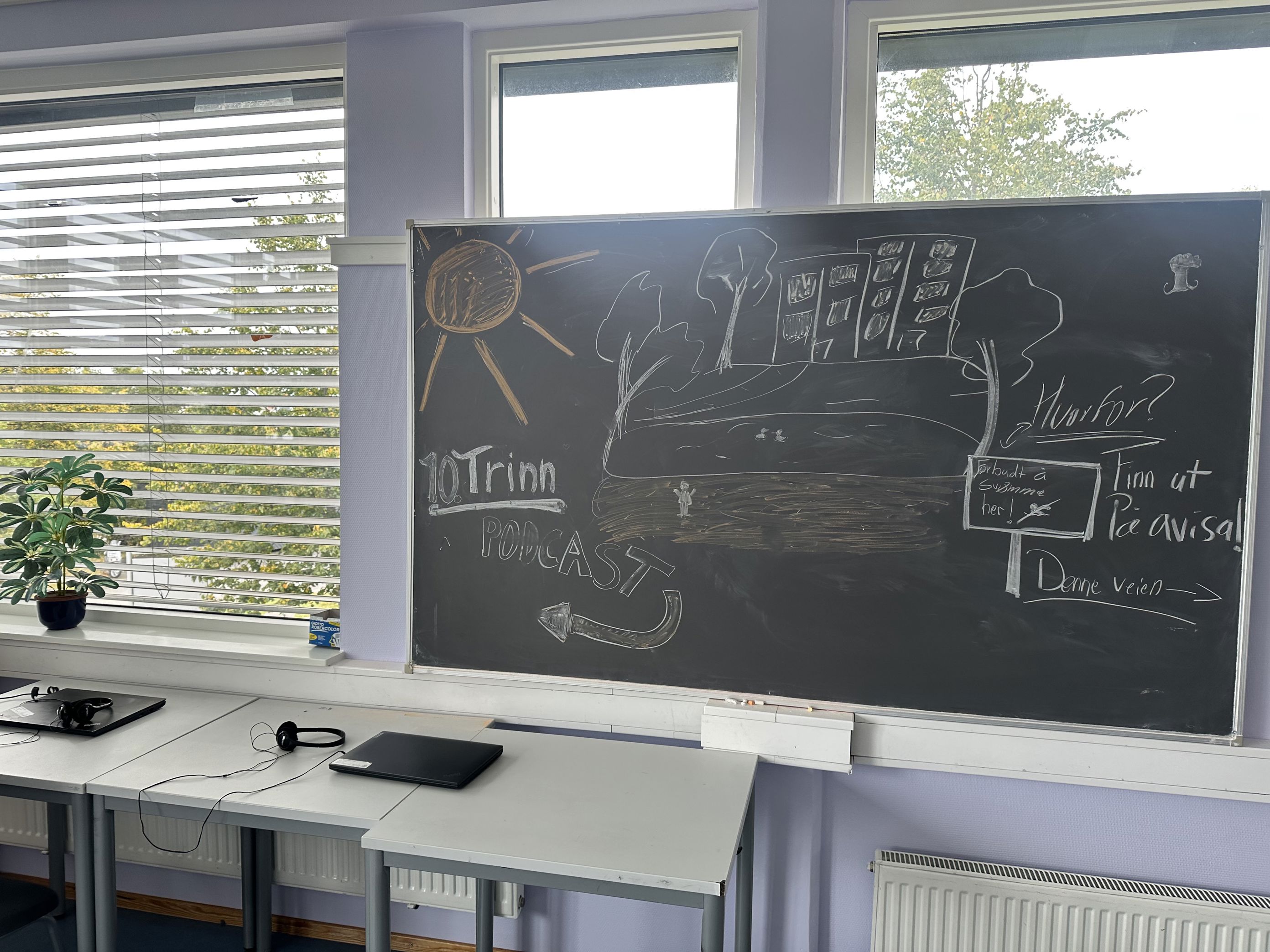 en tavle med skrift på en tavle med skrift på