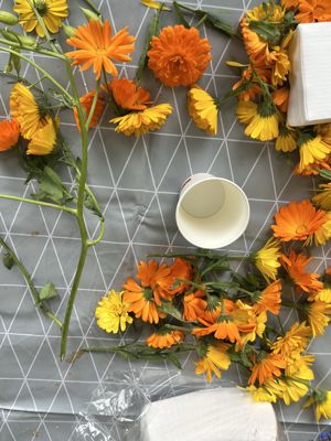 en bukett gule blomster