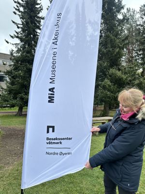en person som peker på et skilt