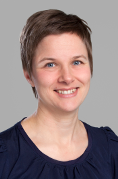 en person som smiler til kameraet