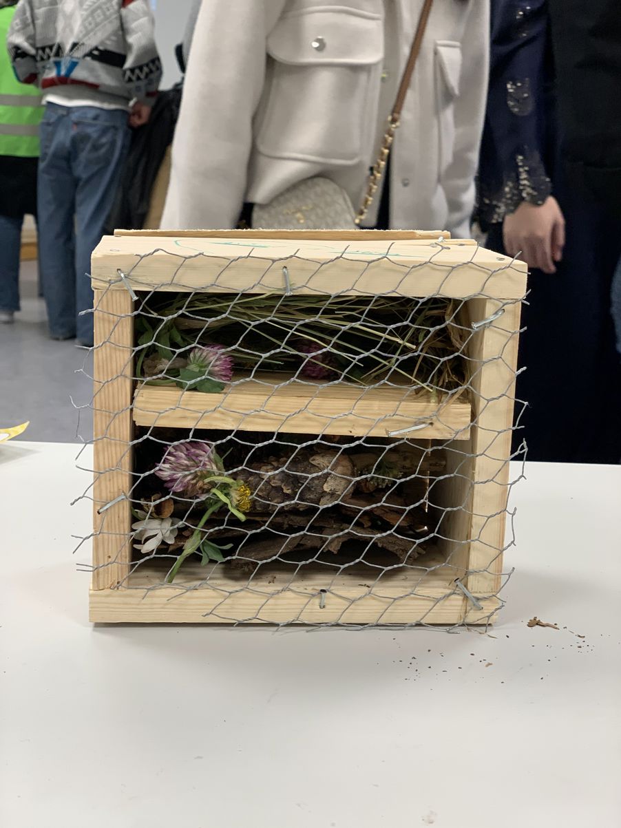 en trekasse med blomster inni