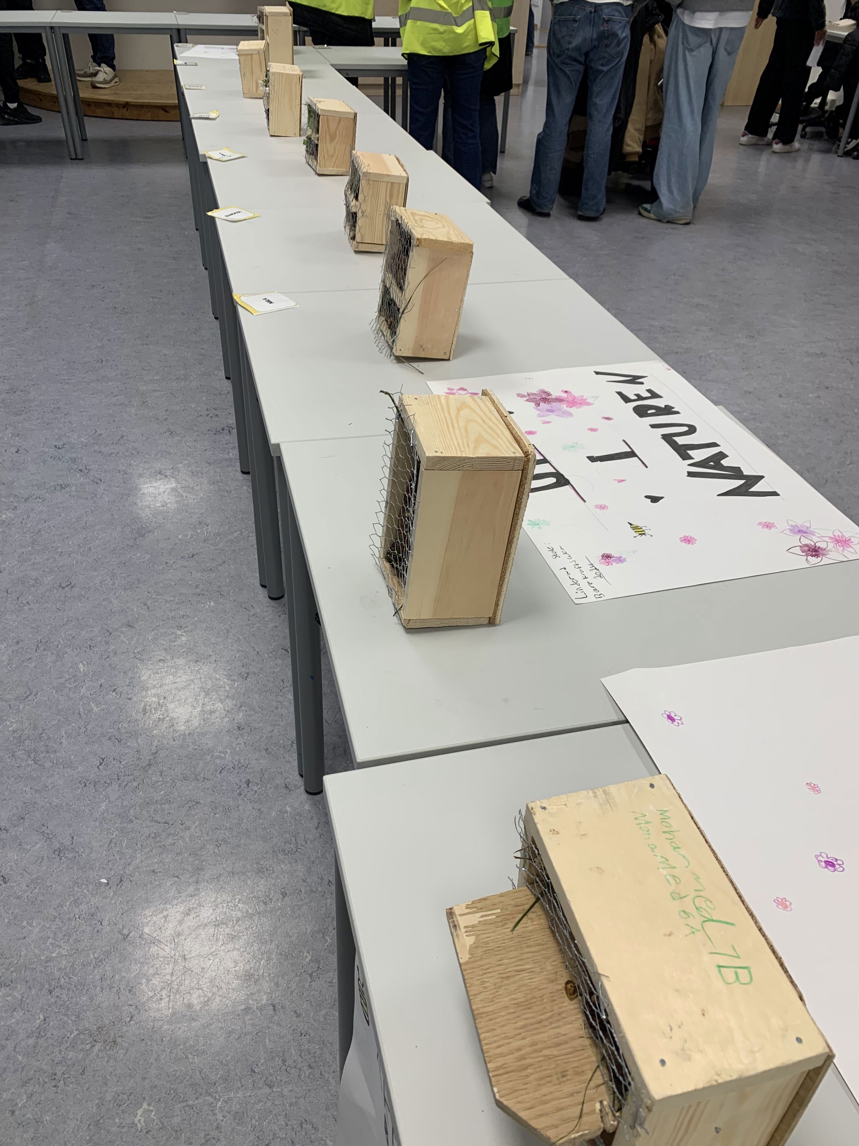 et bord med en gruppe treklosser på