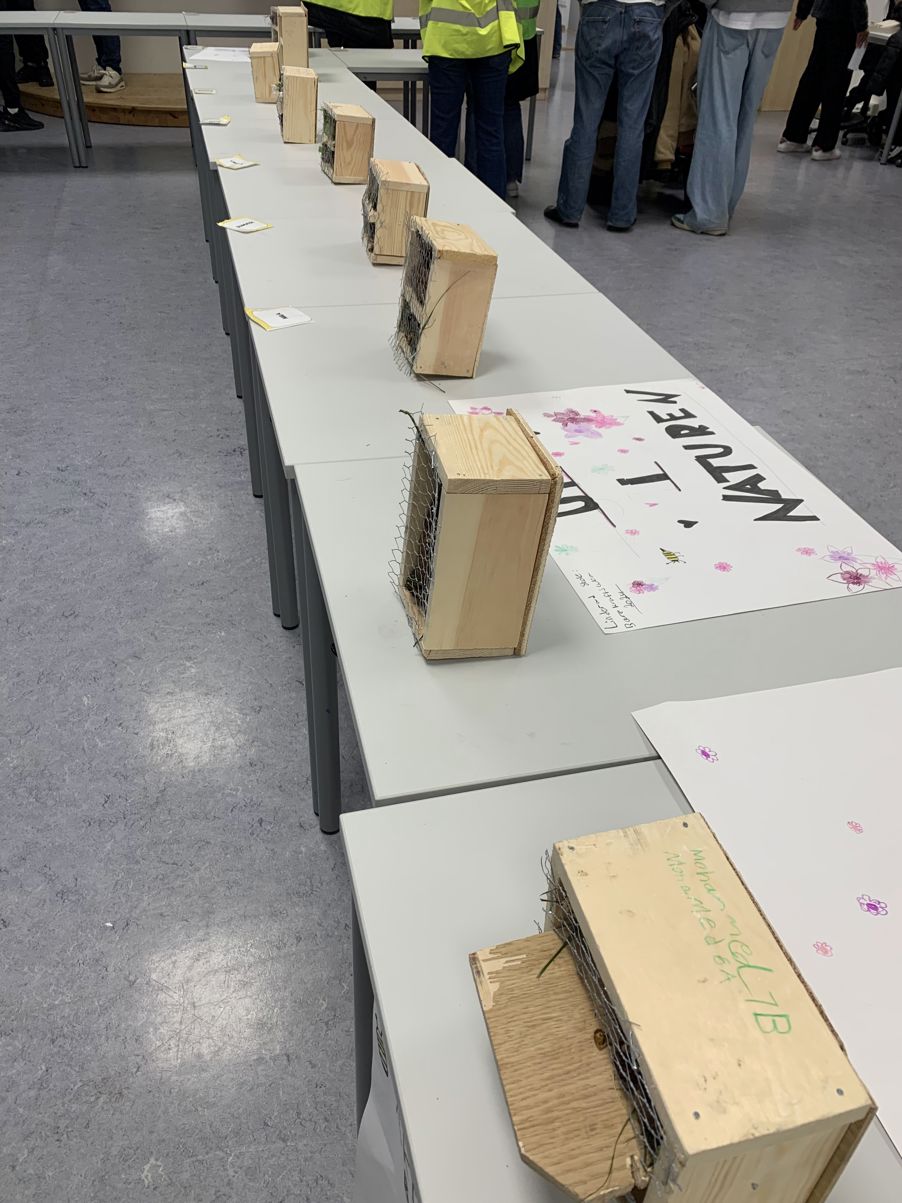 et bord med en gruppe treklosser på