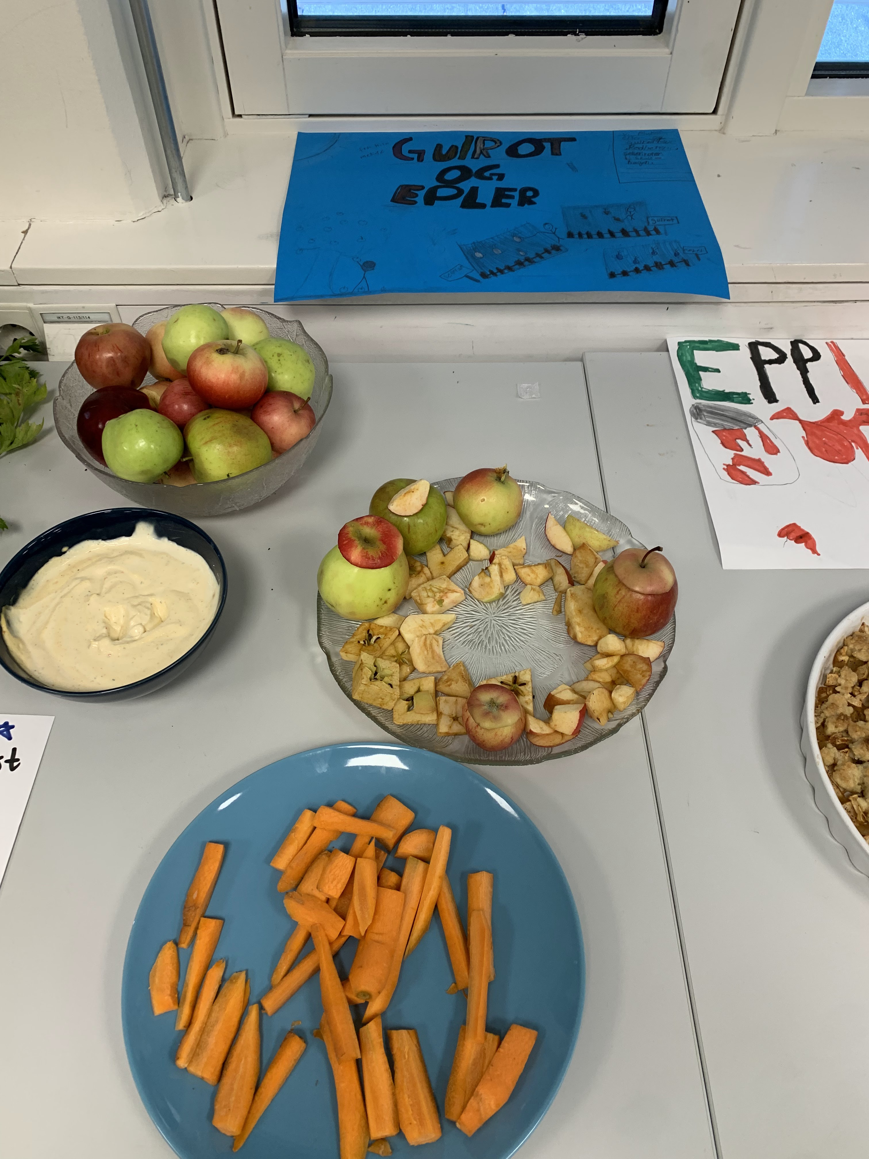 et bord med tallerkener med mat