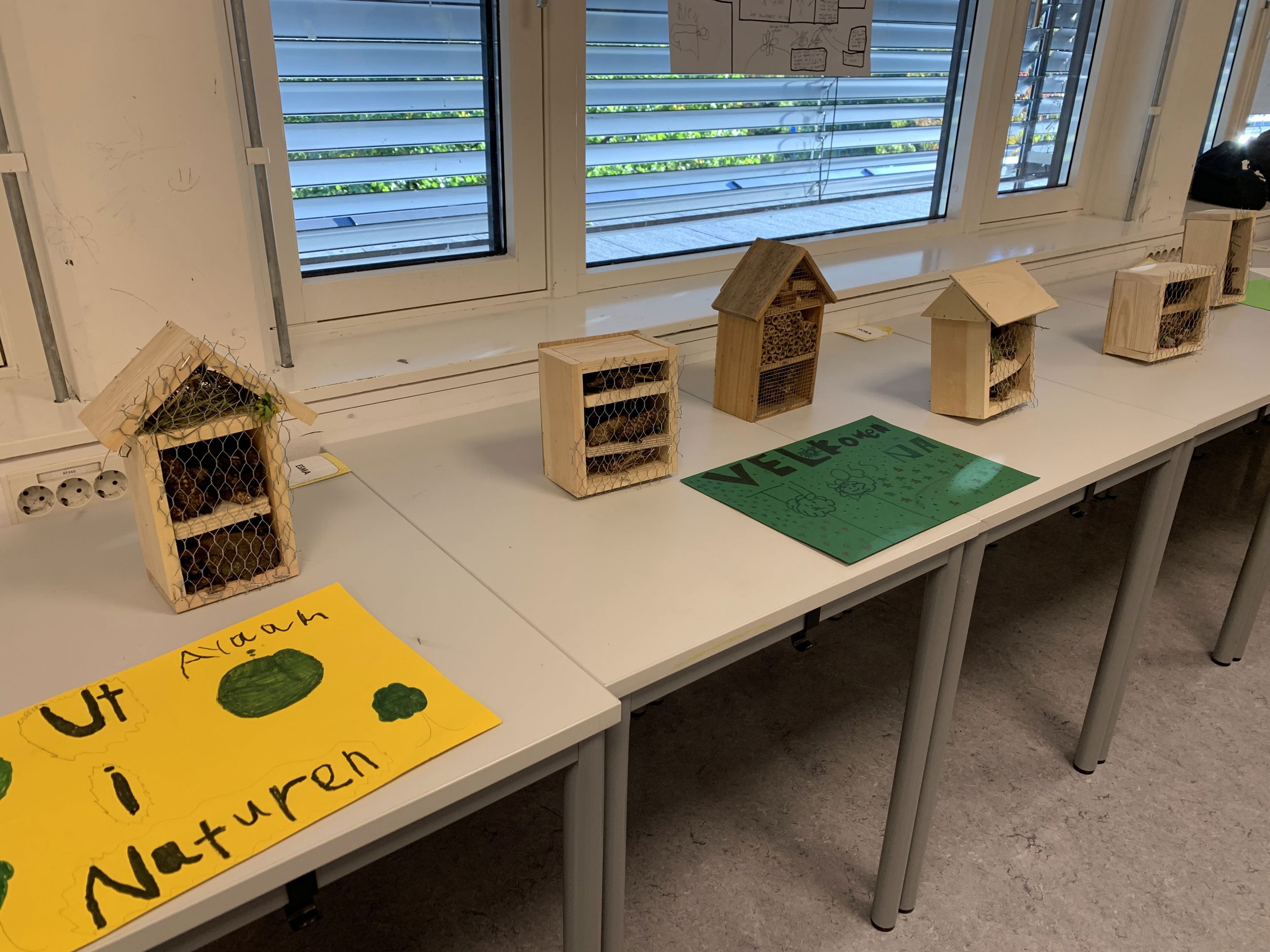 et bord med treklosser på