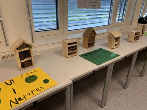 et bord med treklosser på