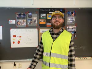 en person iført sikkerhetsvest