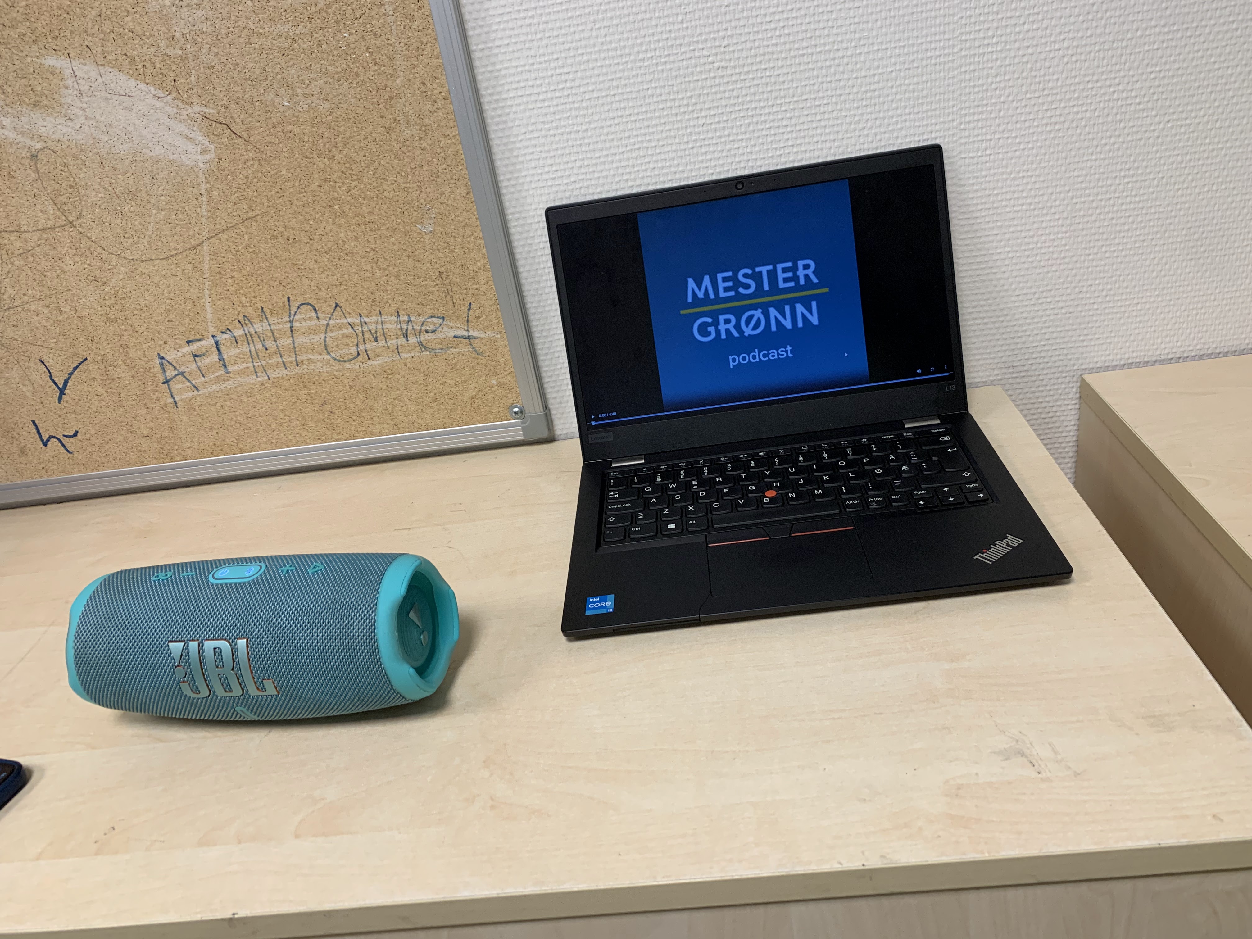 en bærbar datamaskin og en boks