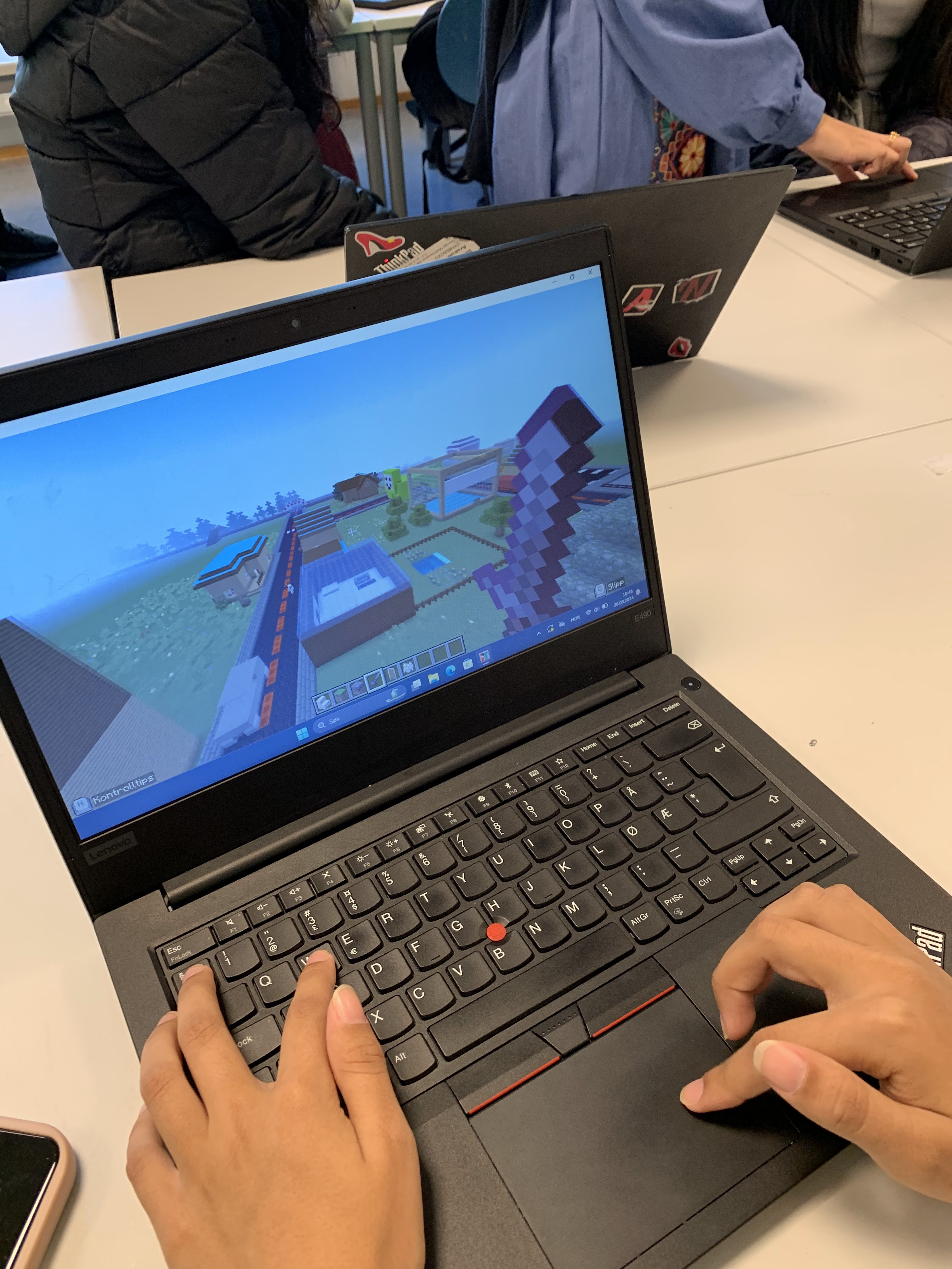 en person som bruker en bærbar datamaskin