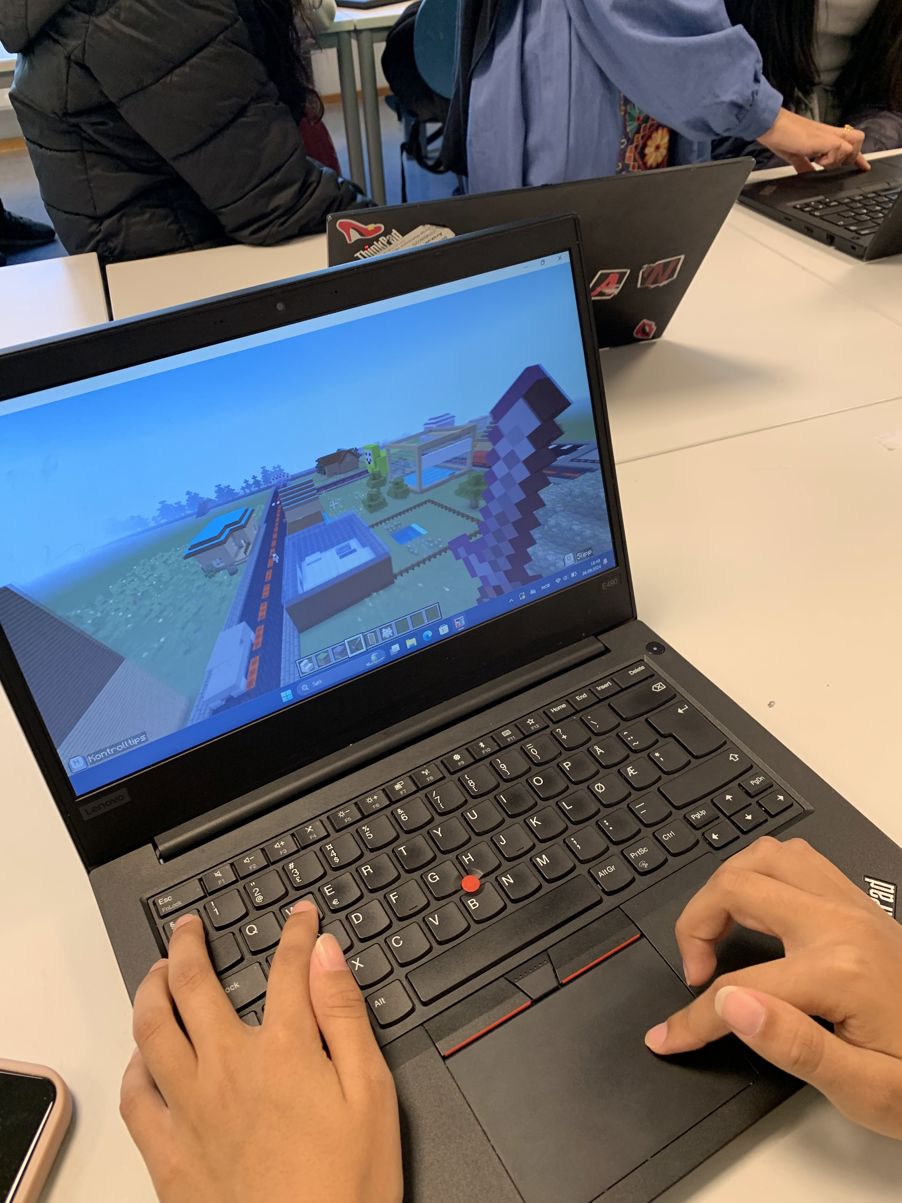 en person som bruker en bærbar datamaskin