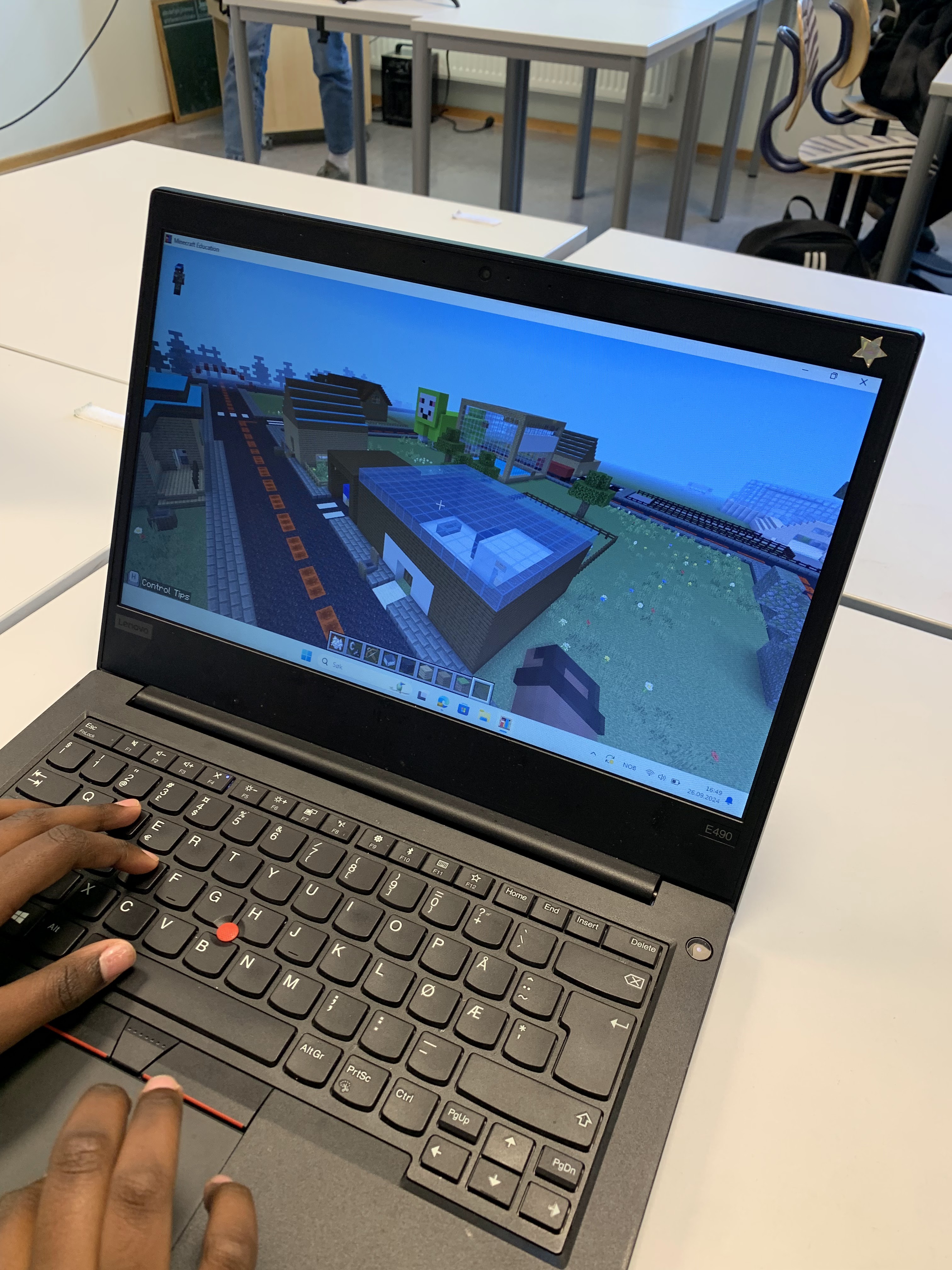 en person som holder en bærbar datamaskin