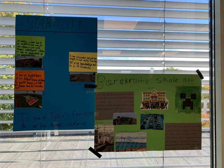 et skilt på en vegg