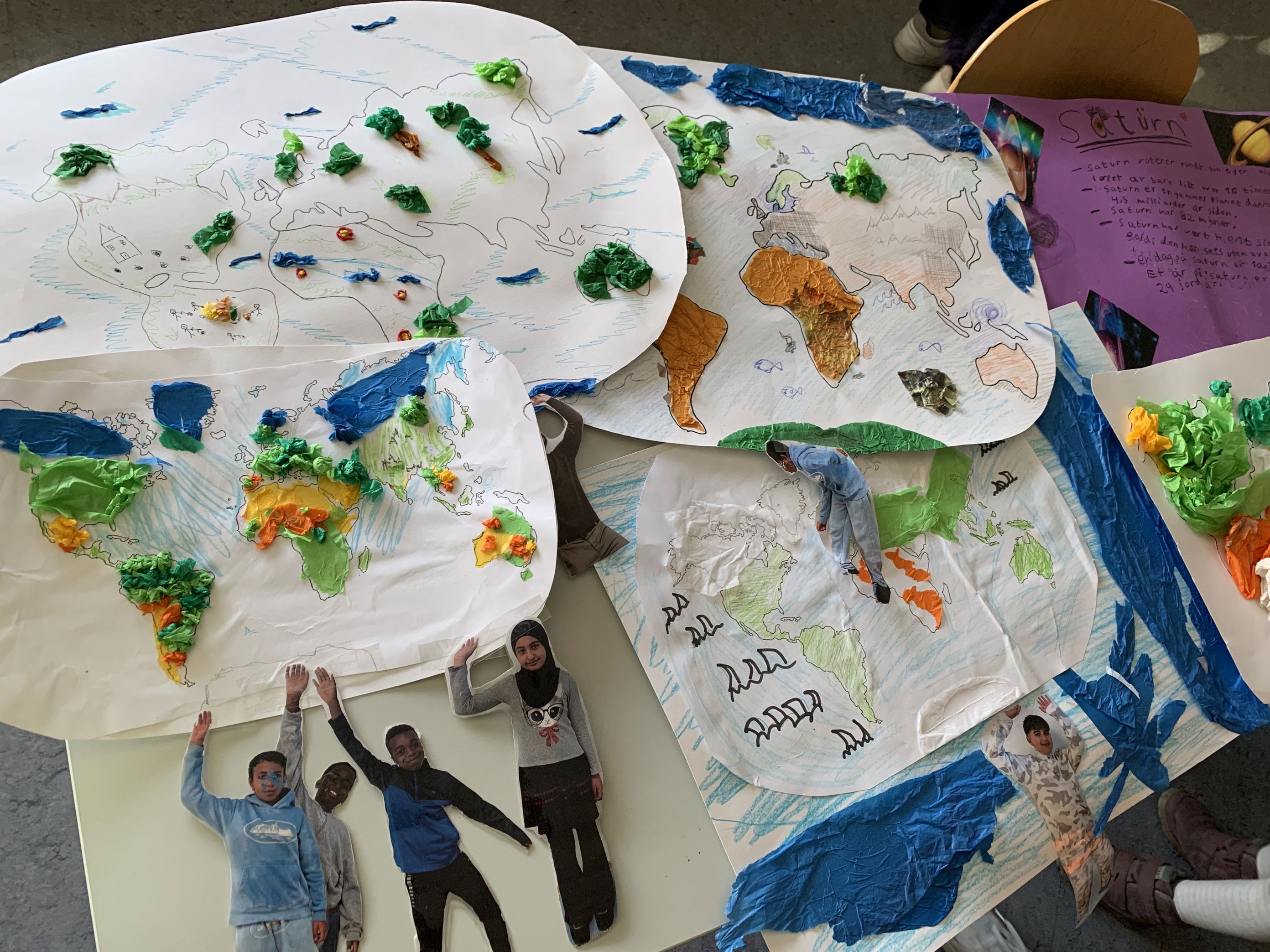 En gruppe personer i en sirkel