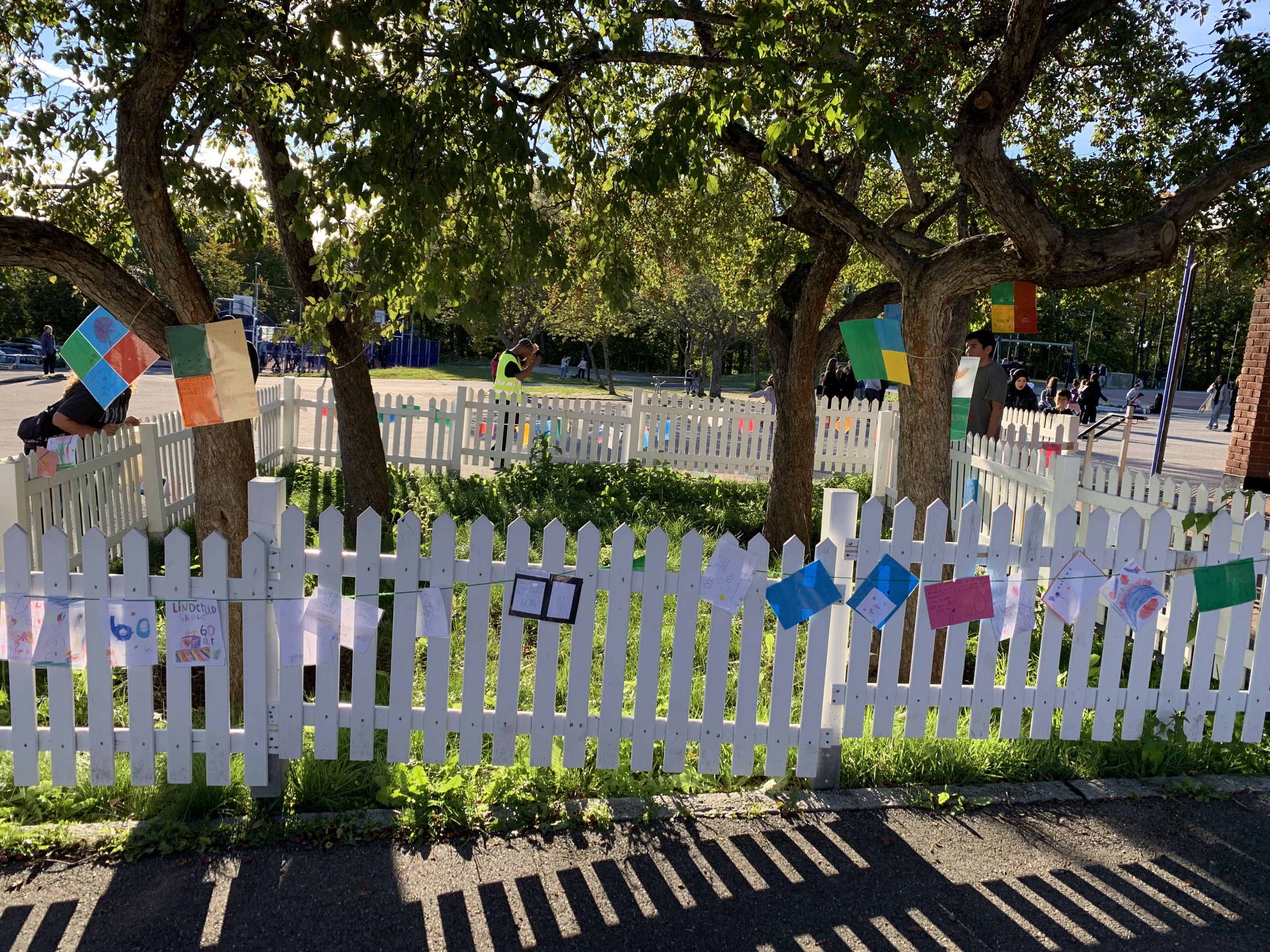 et hvitt stakittgjerde med flagg