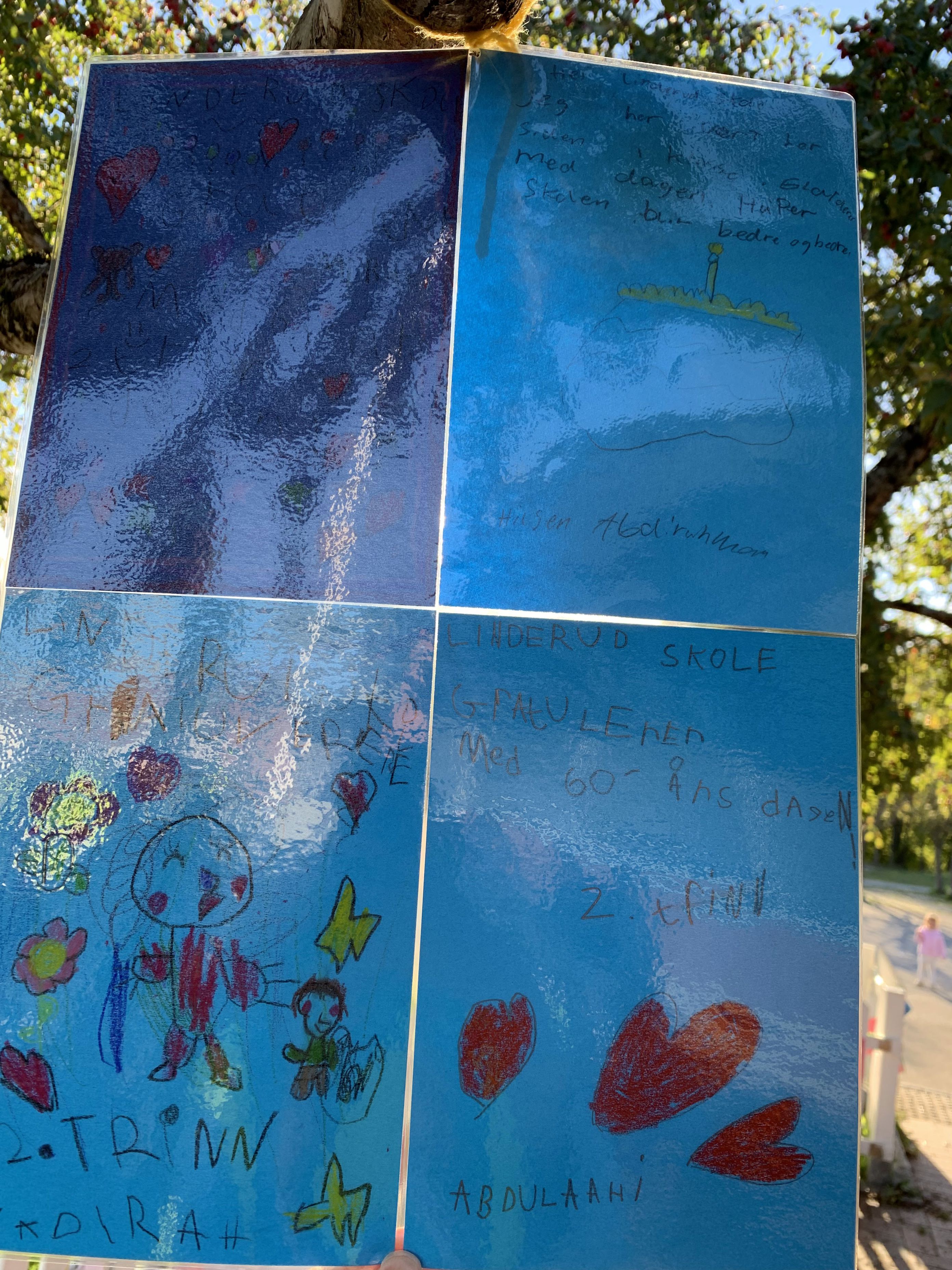 et blått og hvitt skilt