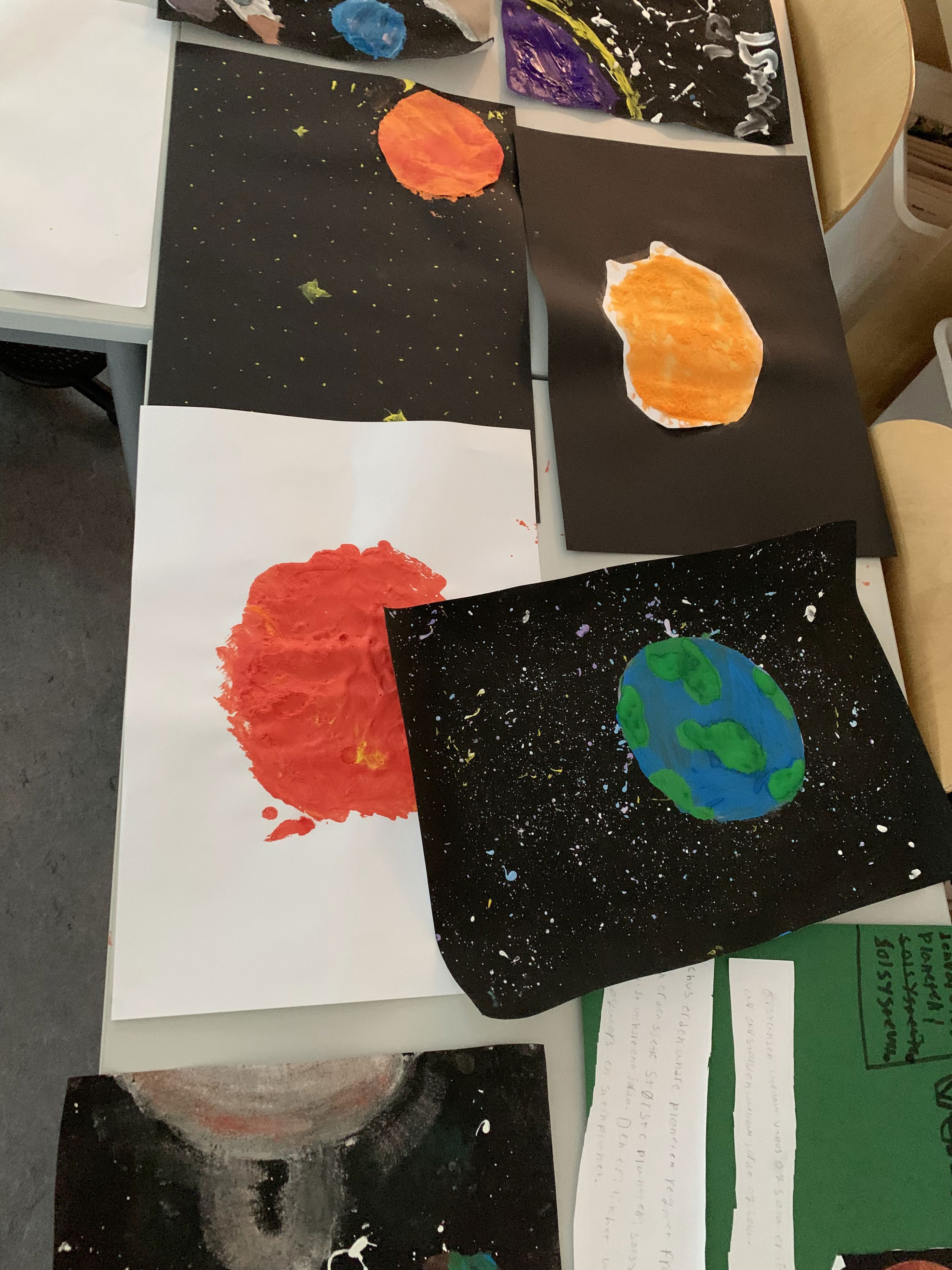 En gruppe malerier på et bord