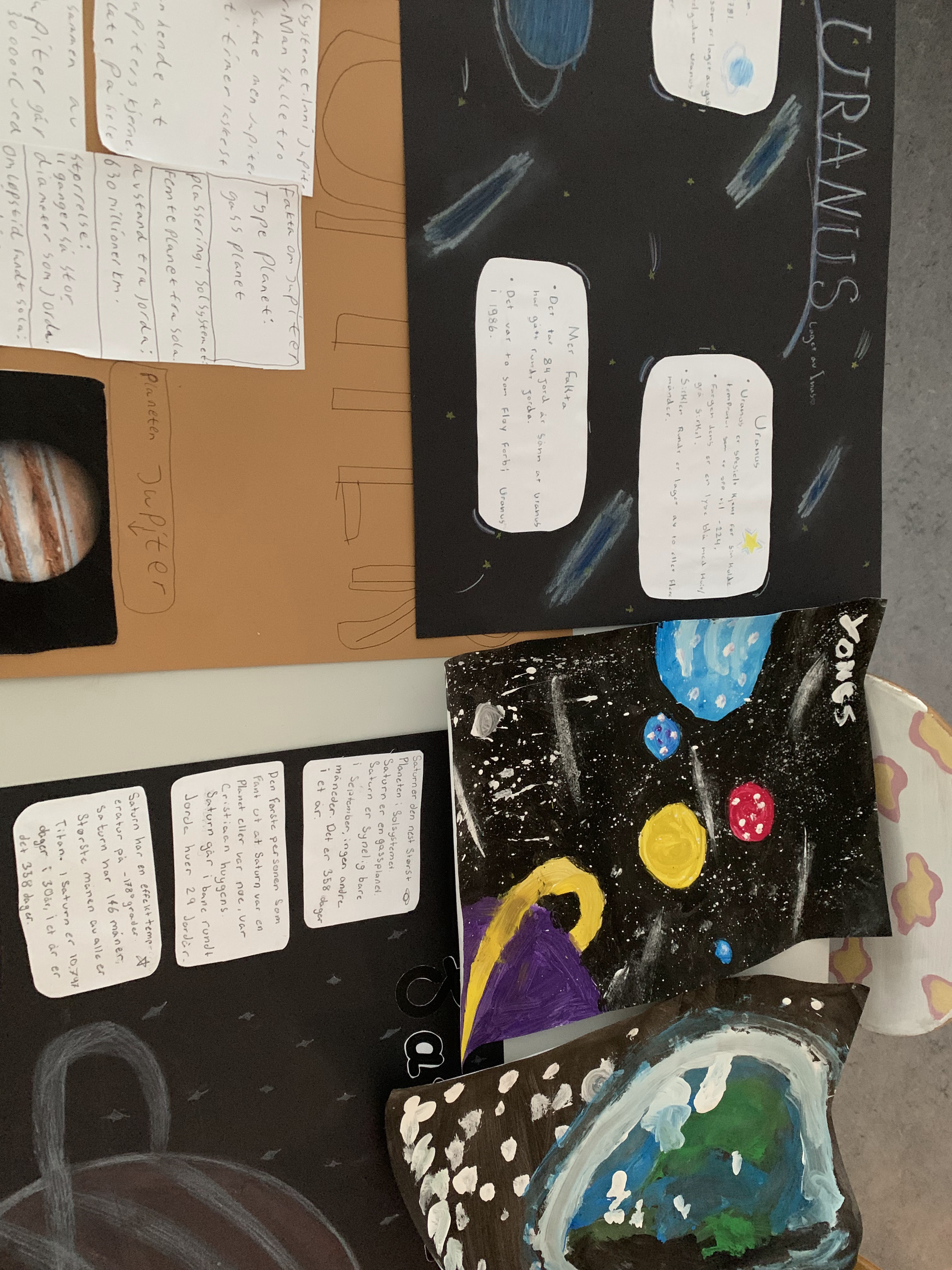 En gruppe objekter på en tabell