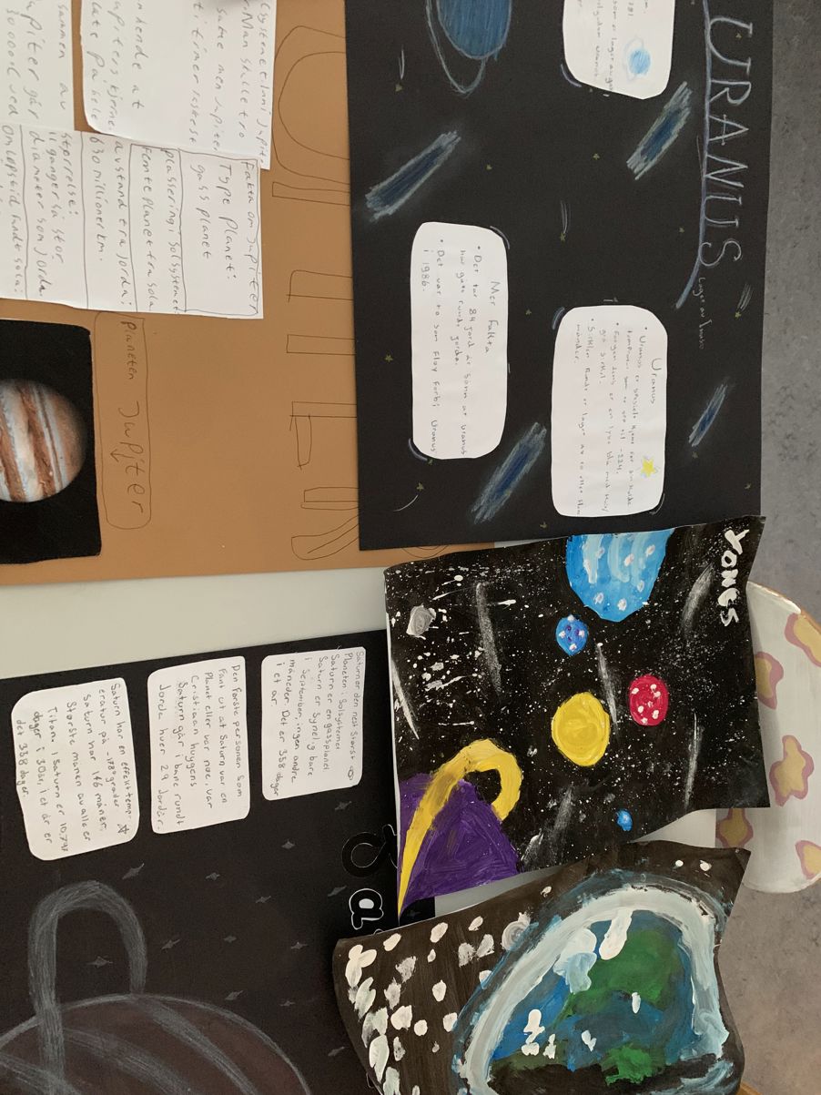 En gruppe objekter på en tabell