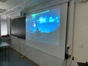en stor skjerm i et rom