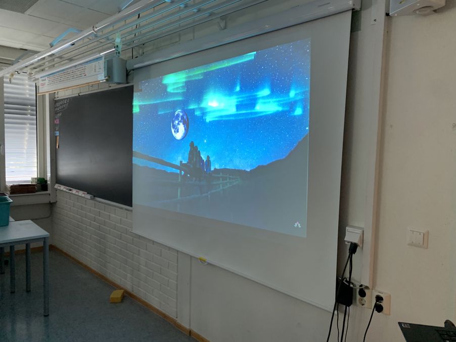 en stor skjerm i et rom