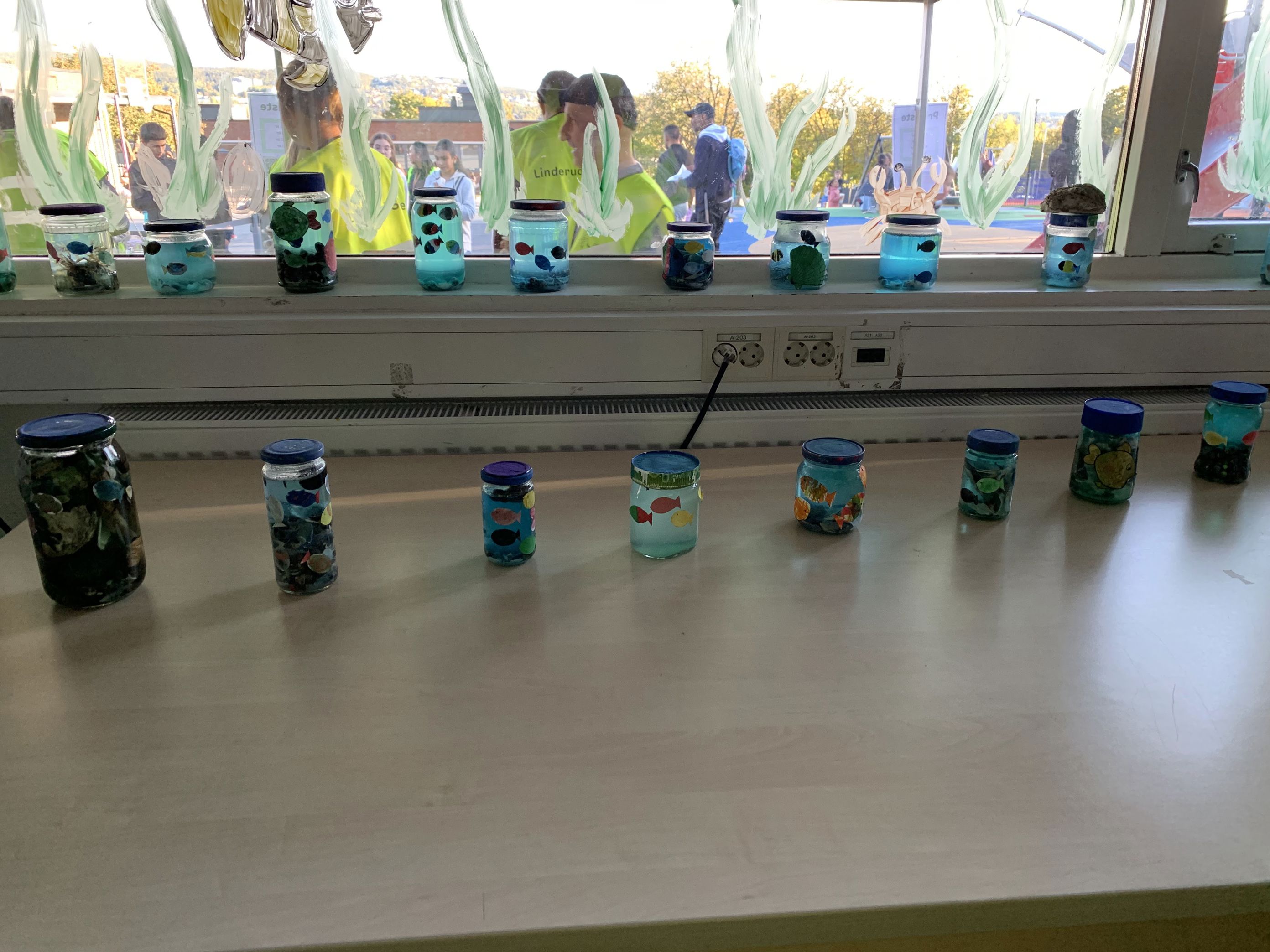 En gruppe små kopper på et bord