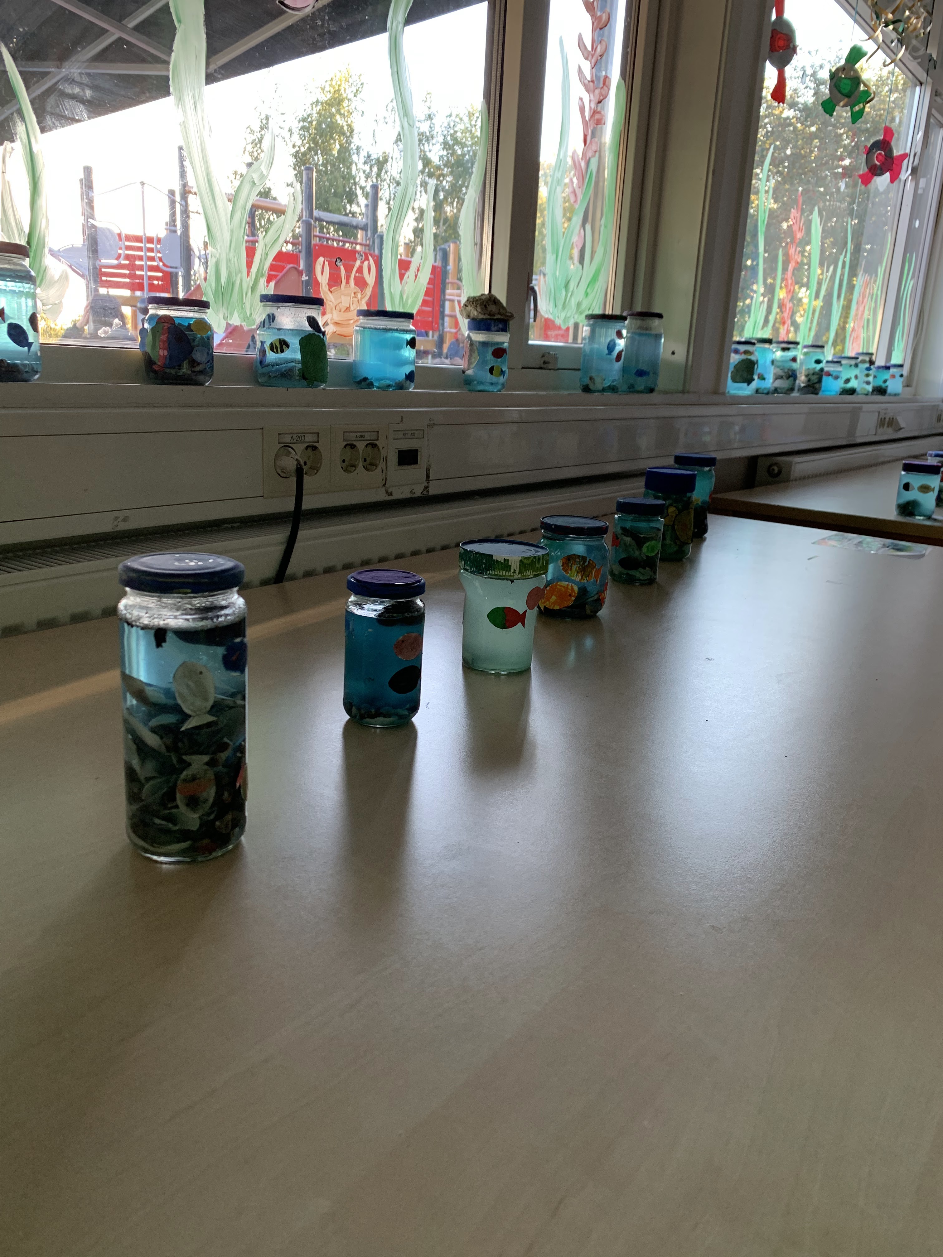 En gruppe bokser på en benk