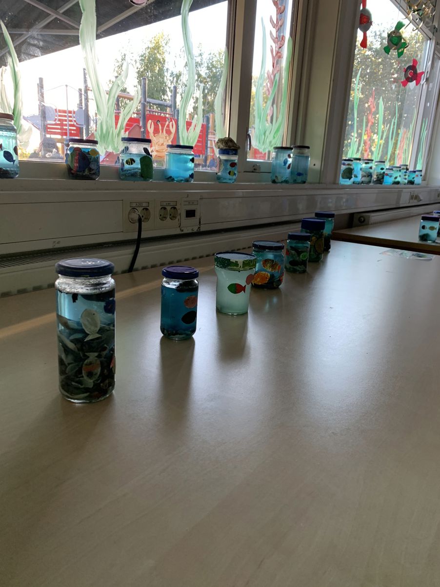 En gruppe bokser på en benk