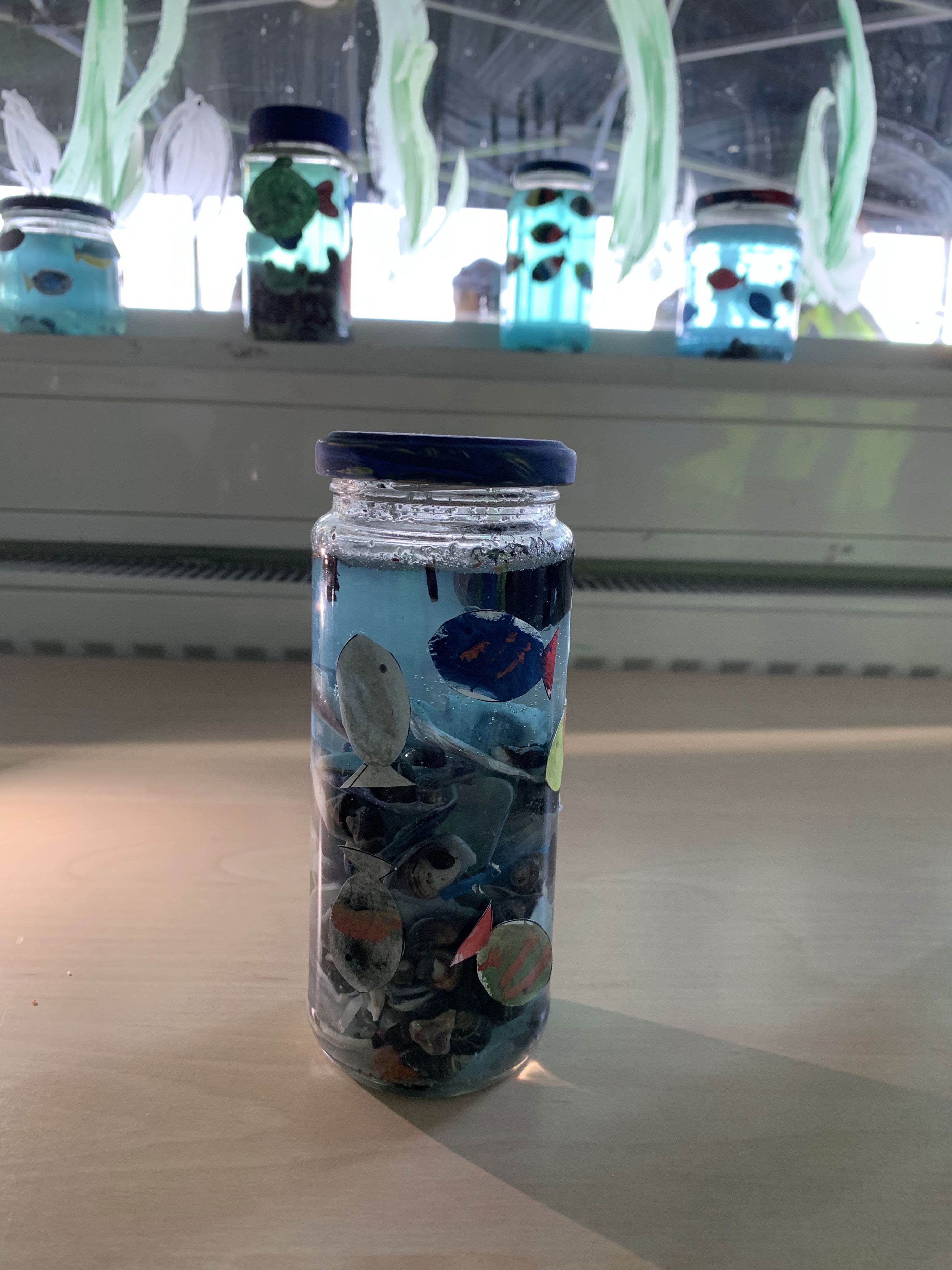 En glasskrukke med fargerikt design