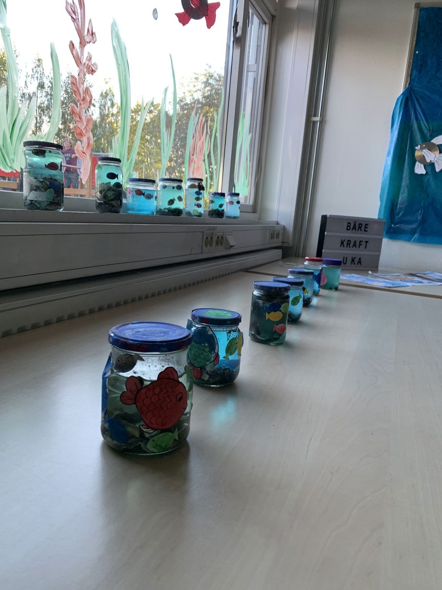 En gruppe fargerike kopper på et bord