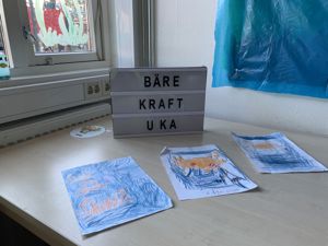 et bord med et skilt og noen papirer på