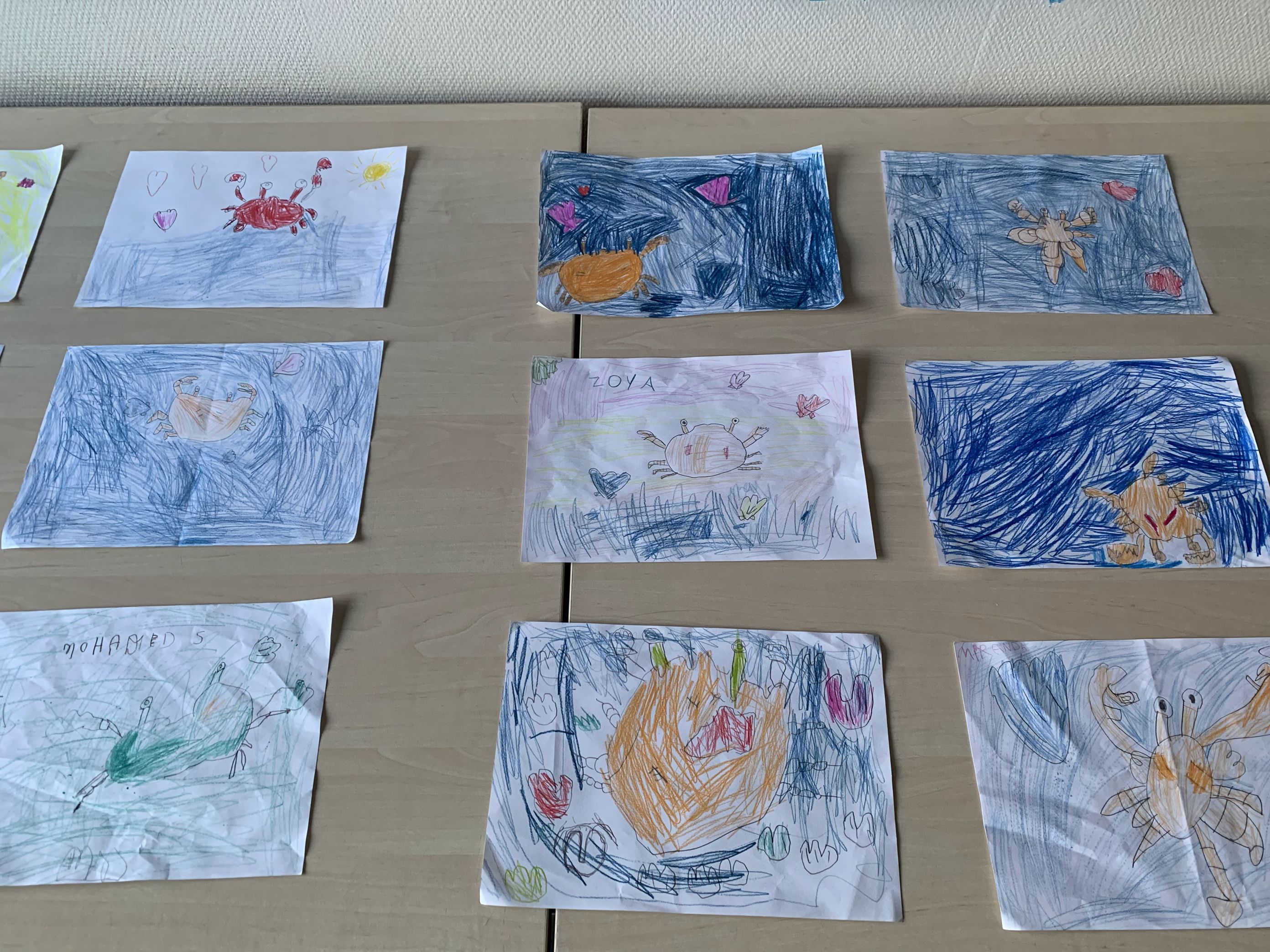 flere tegninger på et bord