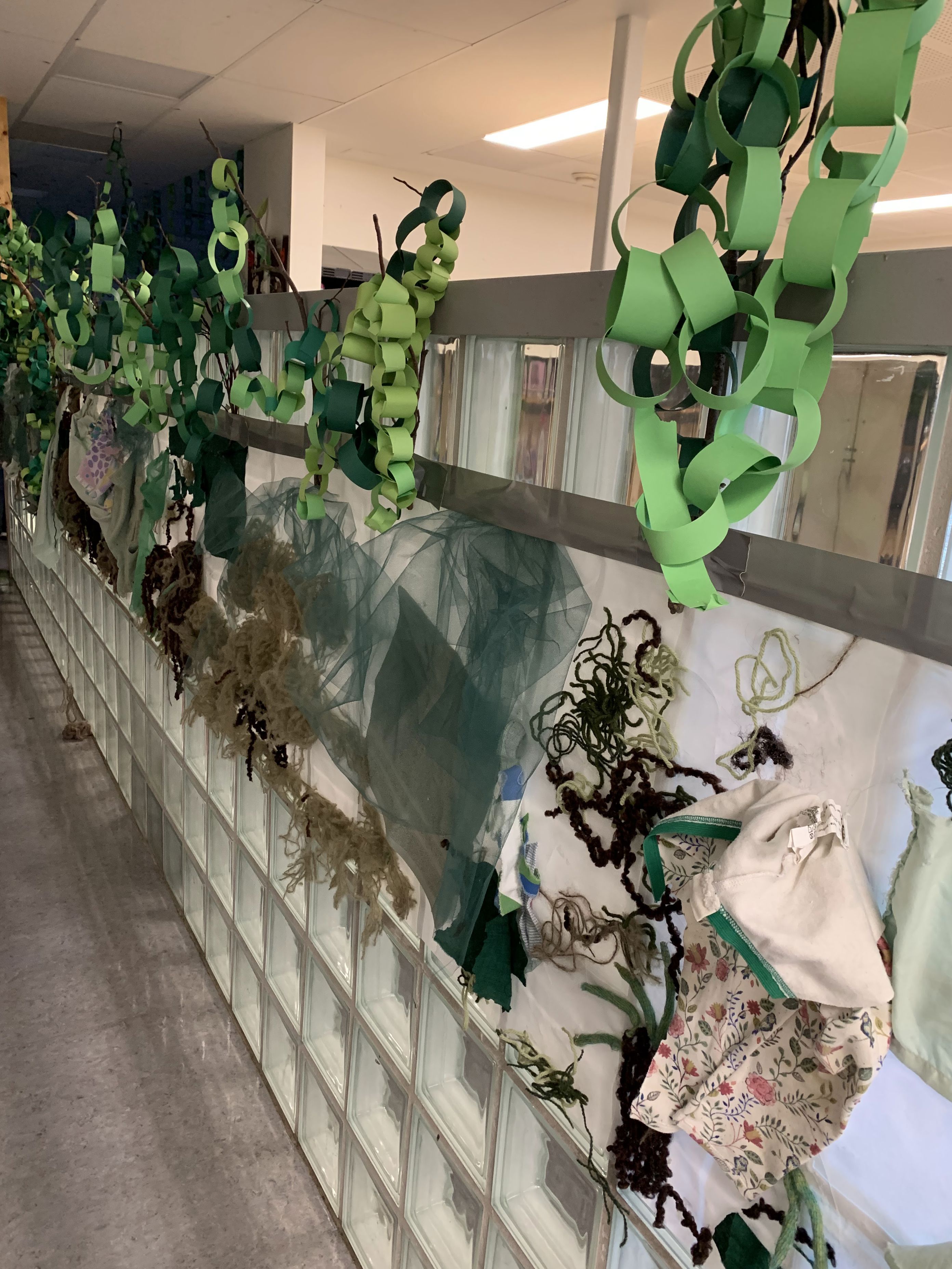 en vegg med planter på