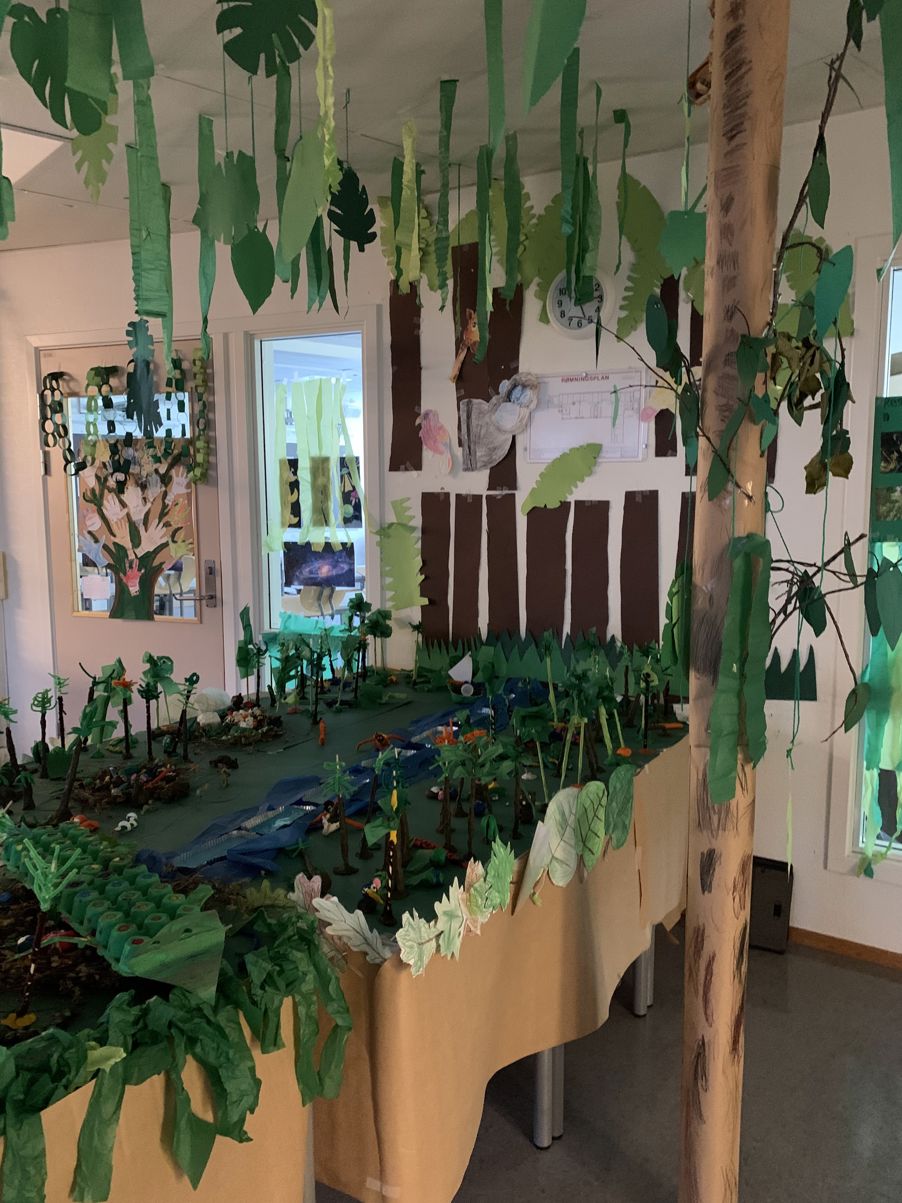 et rom med bord og planter