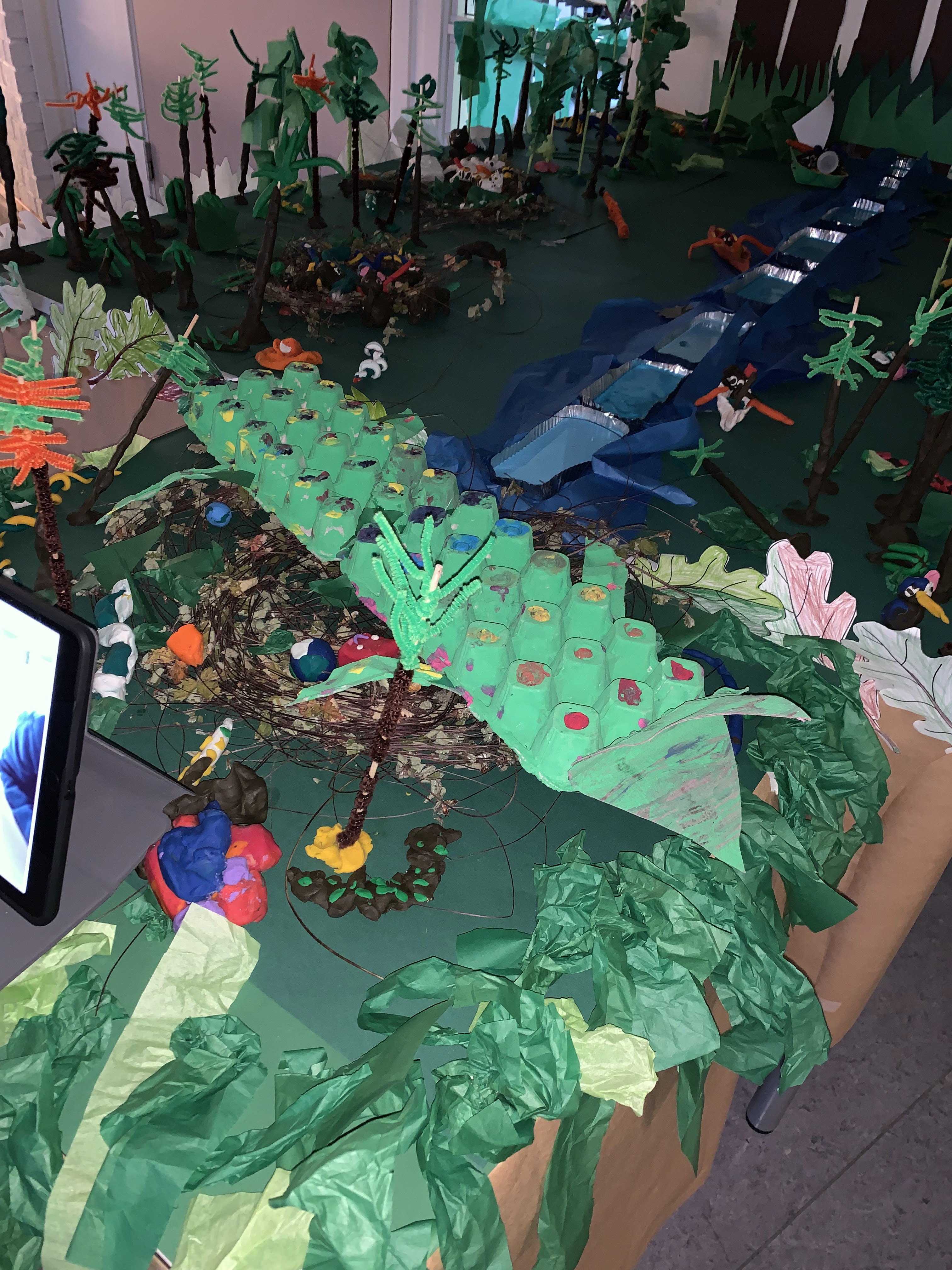 en hage med et tre og blomster