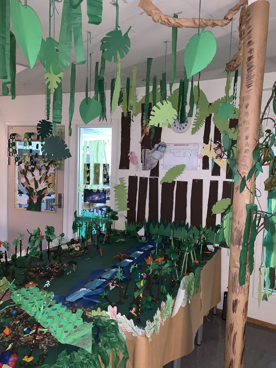 Et hus med tre og planter